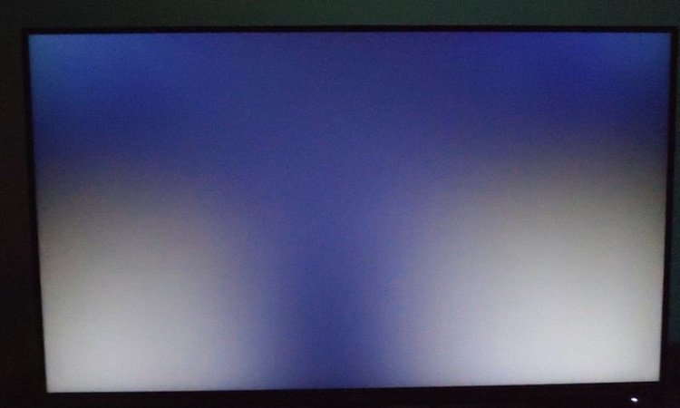 Hình ảnh minh họa màn hình laptop hở sáng với ánh sáng rò rỉ ở các cạnh