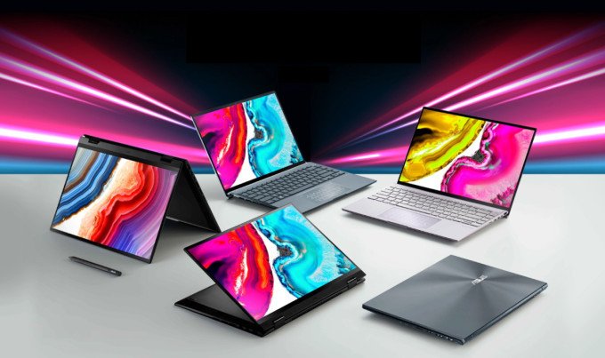 hình ảnh minh họa một người phụ nữ đang vừa sạc vừa dùng laptop Asus