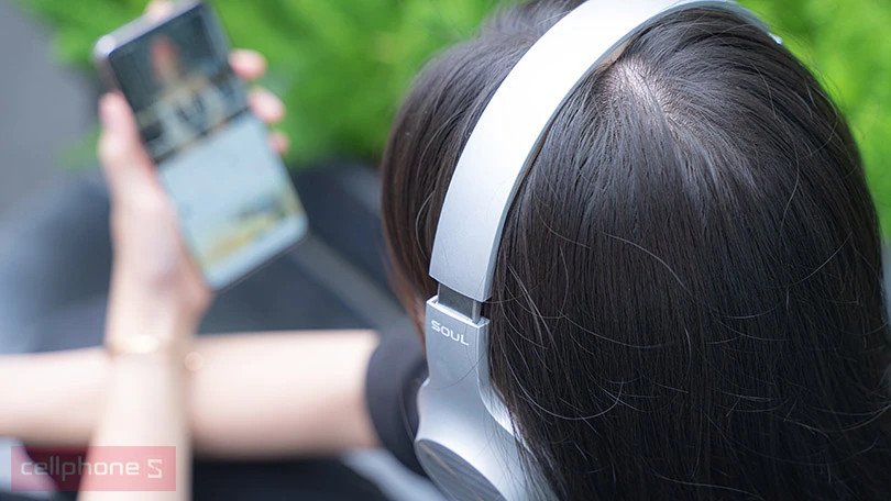 Hình ảnh minh họa người dùng chìm đắm trong âm nhạc với tai nghe Soul Ultra Wireless, tượng trưng cho chất âm sống động