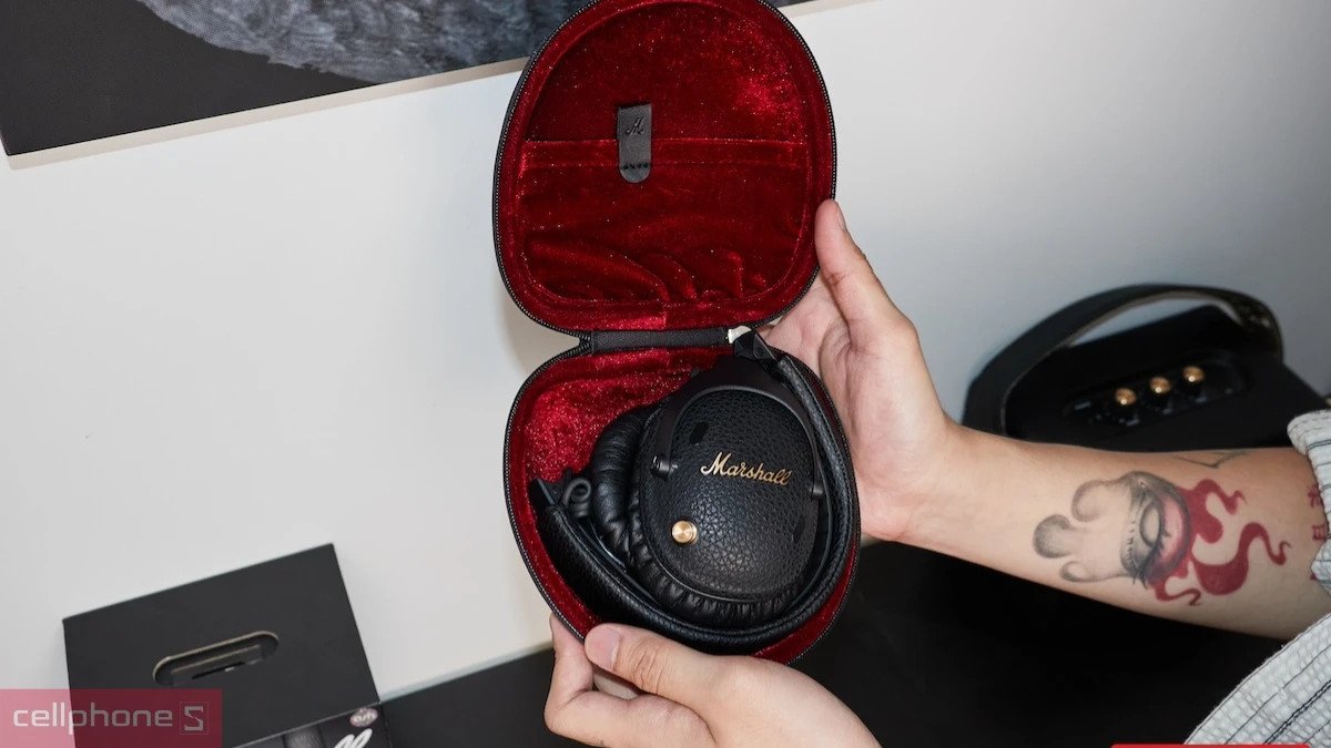 Hình ảnh minh họa người dùng trải nghiệm âm nhạc sống động với tai nghe chụp tai Marshall