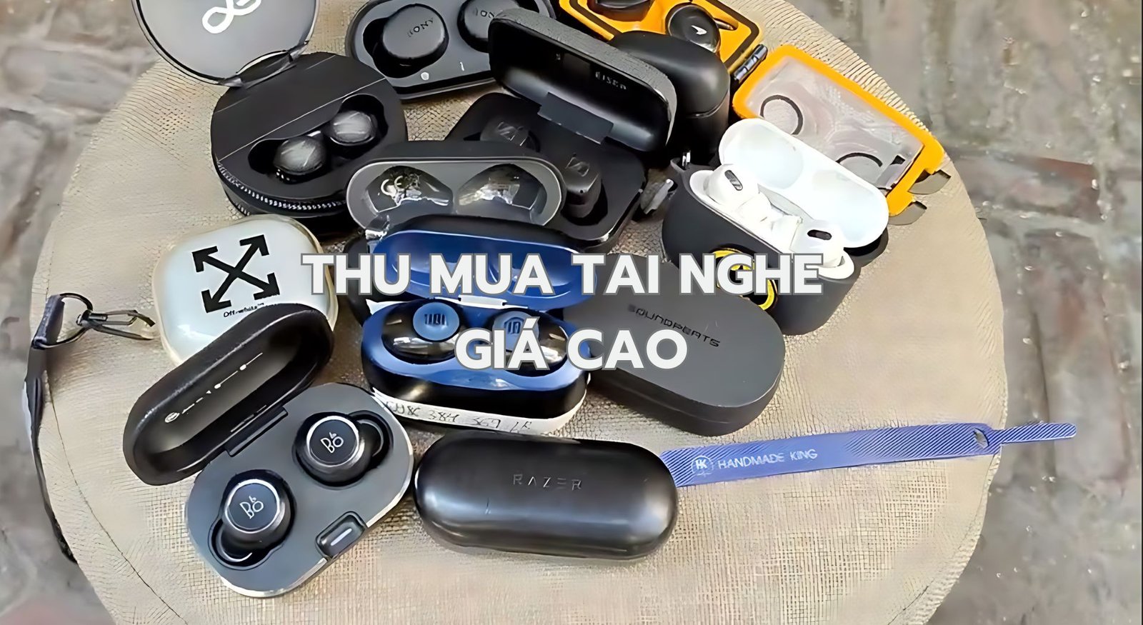 Hình ảnh minh họa quá trình thu mua tai nghe Bluetooth cũ chuyên nghiệp
