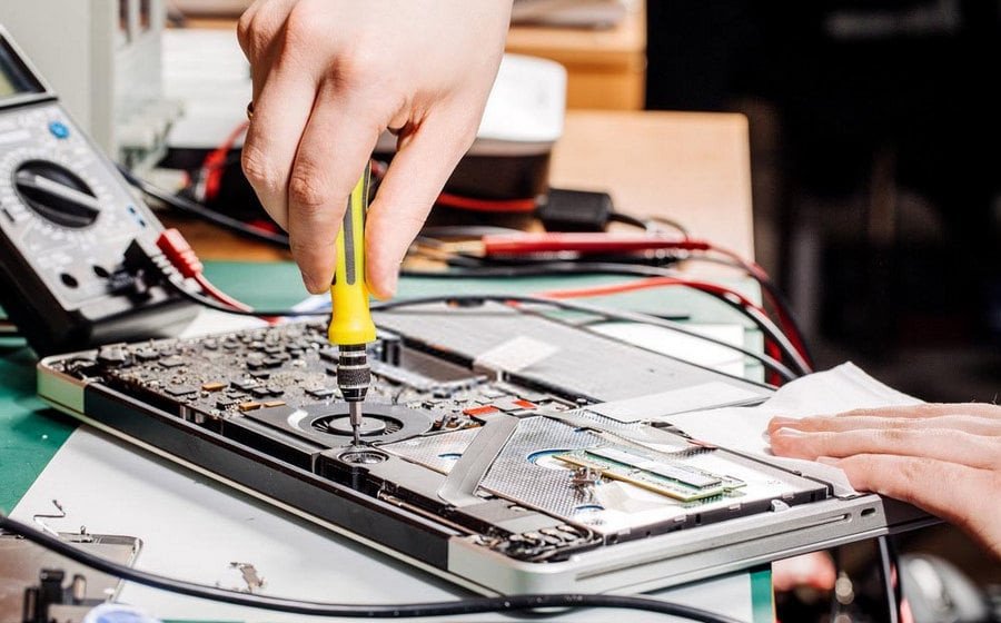 Hình ảnh minh họa thanh RAM đang được nâng cấp để tăng tốc laptop