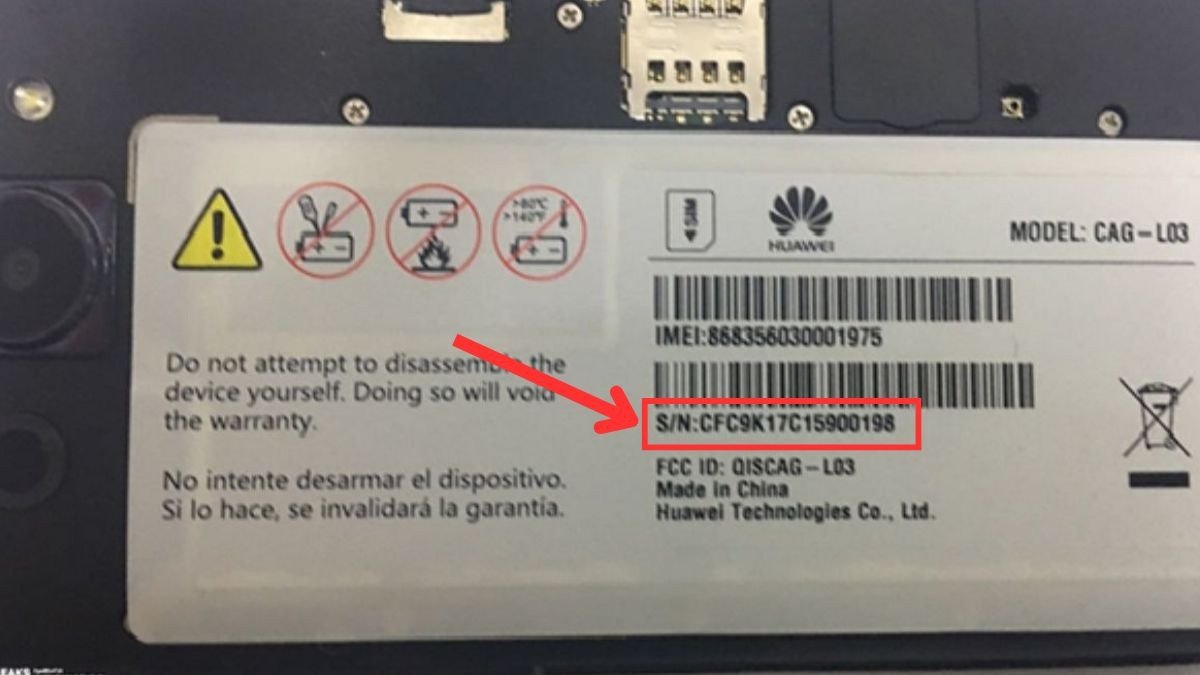 Hình ảnh minh họa vị trí của Serial Number hoặc Service Tag trên tem dán ở mặt dưới của laptop, giúp người dùng dễ dàng tìm kiếm