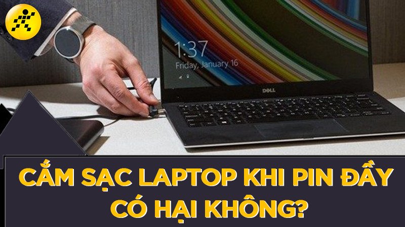 Hình ảnh minh họa việc sạc laptop liên tục và câu hỏi về chai pin.