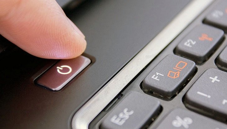 Hình ảnh mô tả cách tắt nguồn laptop khi bị đơ bằng nút nguồn vật lý