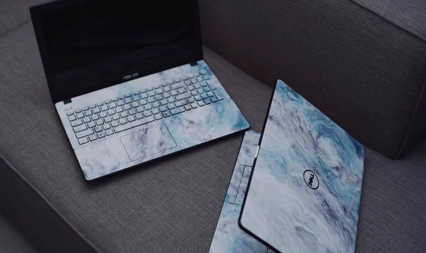 Hình ảnh mô tả miếng dán skin laptop với các họa tiết đa dạng