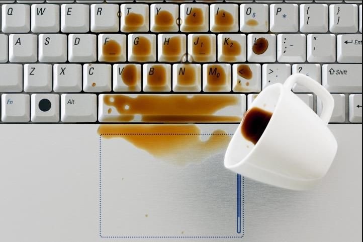 Hình ảnh một bàn phím laptop bị bụi bẩn và các mảnh vụn