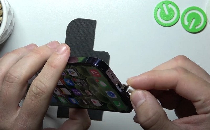 Hình ảnh một chiếc iPhone và tai nghe Lightning chính hãng trên bề mặt gỗ