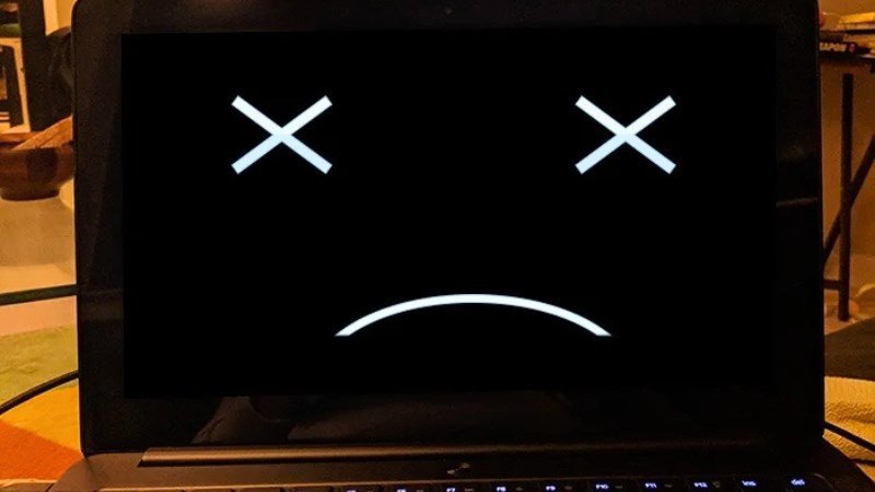 Hình ảnh một chiếc laptop Acer với màn hình đen, biểu thị lỗi mainboard nghiêm trọng.