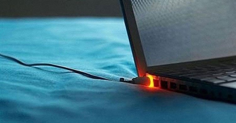 hình ảnh một chiếc laptop Asus đang sạc và sử dụng, thể hiện sự kết nối ổn định