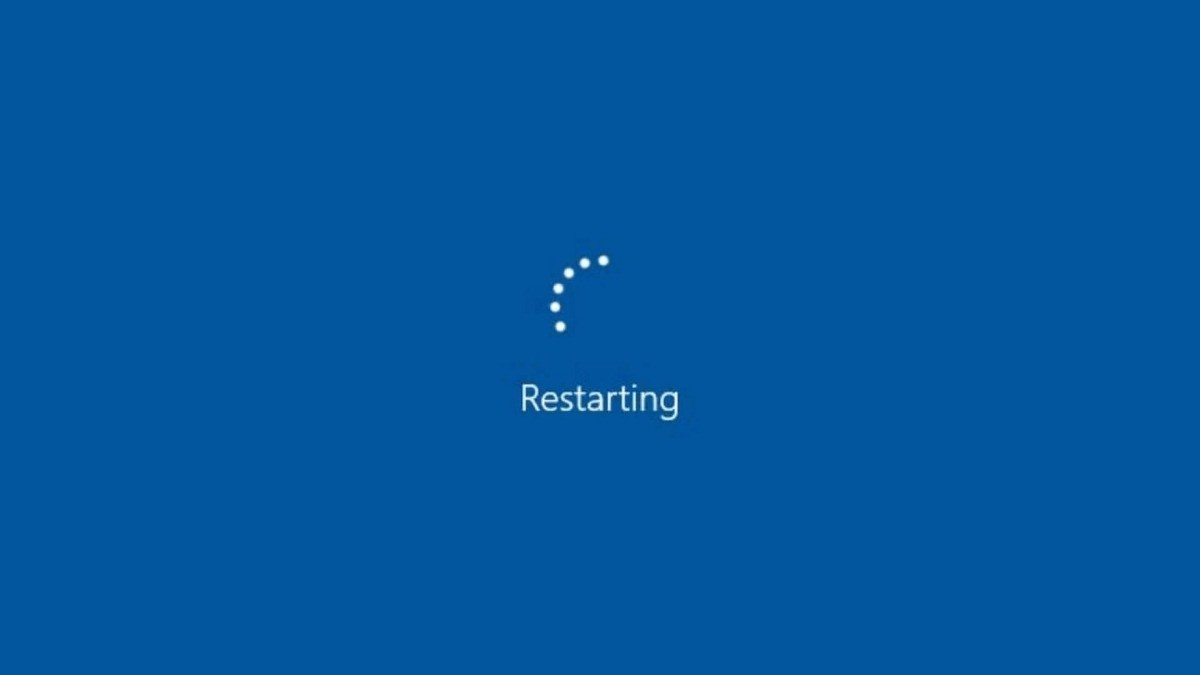 Hình ảnh một chiếc laptop đang được khởi động lại, minh họa giải pháp đơn giản để khắc phục lỗi phím Fn hoặc cách bấm F1 trên laptop không phản hồi.