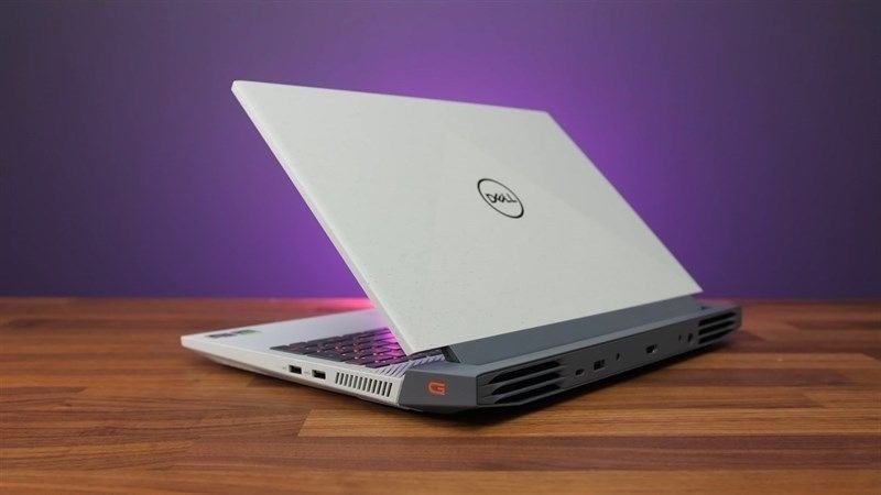 Hình ảnh một chiếc laptop Dell với thiết kế hiện đại, mỏng nhẹ