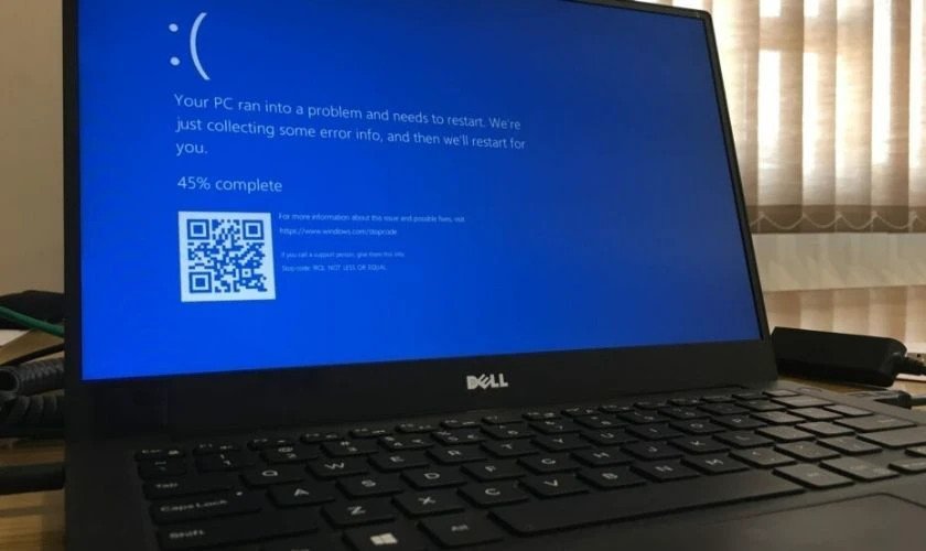 Hình ảnh một chiếc laptop hiển thị màn hình lỗi, báo hiệu ổ cứng có vấn đề