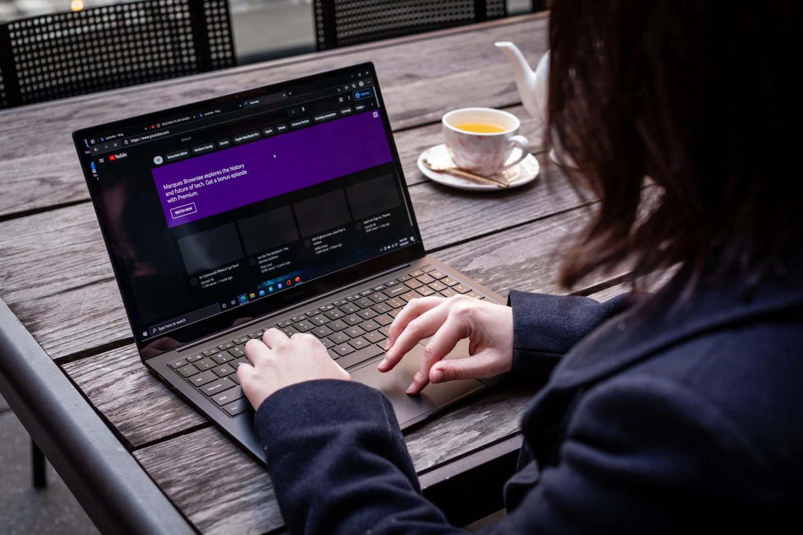 Hình ảnh một chiếc laptop refurbished với mức giá phải chăng, thu hút người tiêu dùng tìm kiếm giải pháp tiết kiệm.
