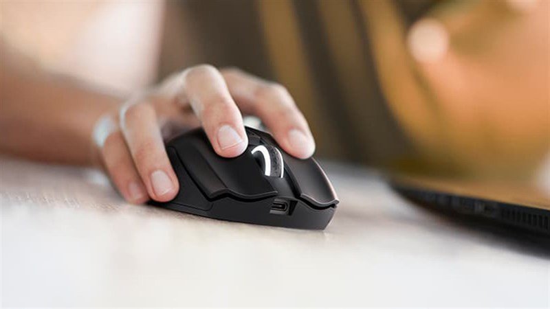 Hình ảnh một chiếc laptop và chuột có dây, minh họa lỗi laptop không nhận chuột có dây