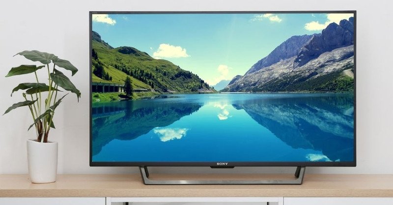 Hình ảnh một chiếc tivi Sony với cổng cắm tai nghe