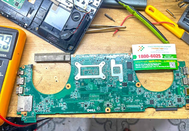 Hình ảnh một kỹ thuật viên đang nâng cấp linh kiện bên trong một chiếc laptop