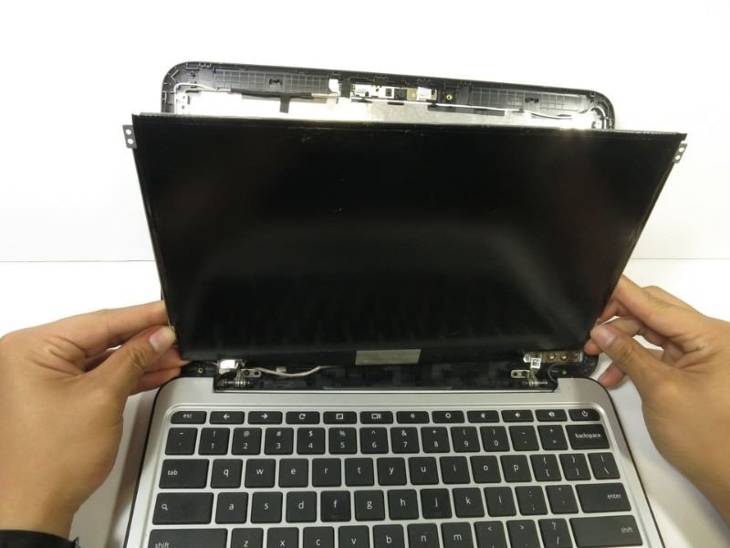 Hình ảnh một màn hình laptop bị nứt vỡ nghiêm trọng, hiển thị sọc và loang màu cần được thay thế gấp