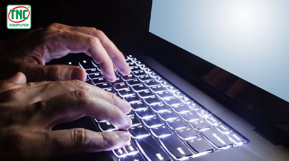 Hình ảnh một người đang kiểm tra thông số kỹ thuật laptop để xác định khả năng hỗ trợ đèn nền bàn phím.