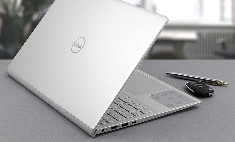 Hình ảnh một người dùng đang hài lòng với chiếc laptop Dell của mình