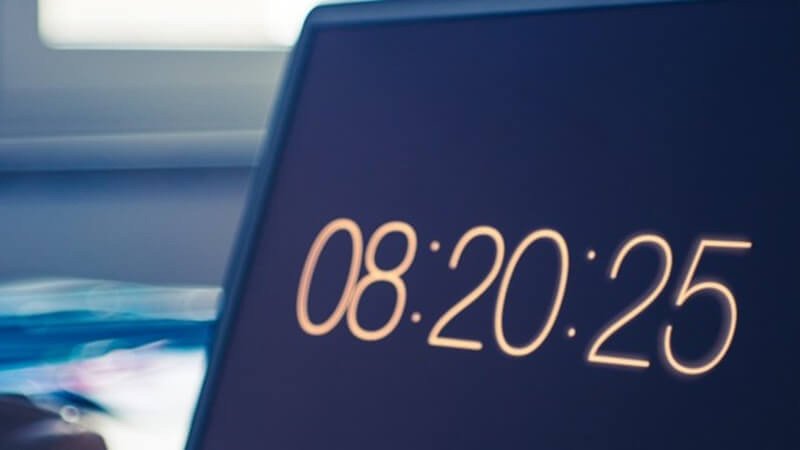 Hình ảnh một người dùng đang làm việc trên laptop văn phòng với màn hình hiển thị