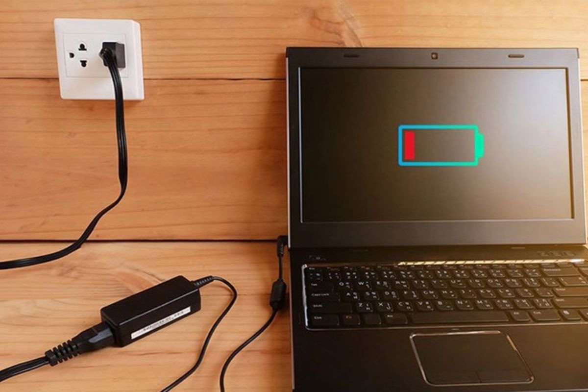 Hình ảnh một người dùng đang sạc đầy pin laptop sau khi xả cạn thủ công
