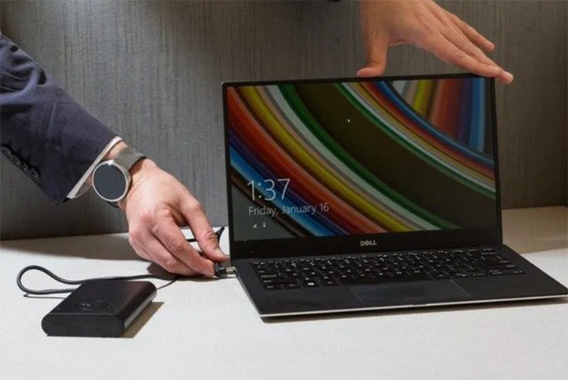 Hình ảnh một người thợ đang kiểm tra linh kiện bên trong laptop