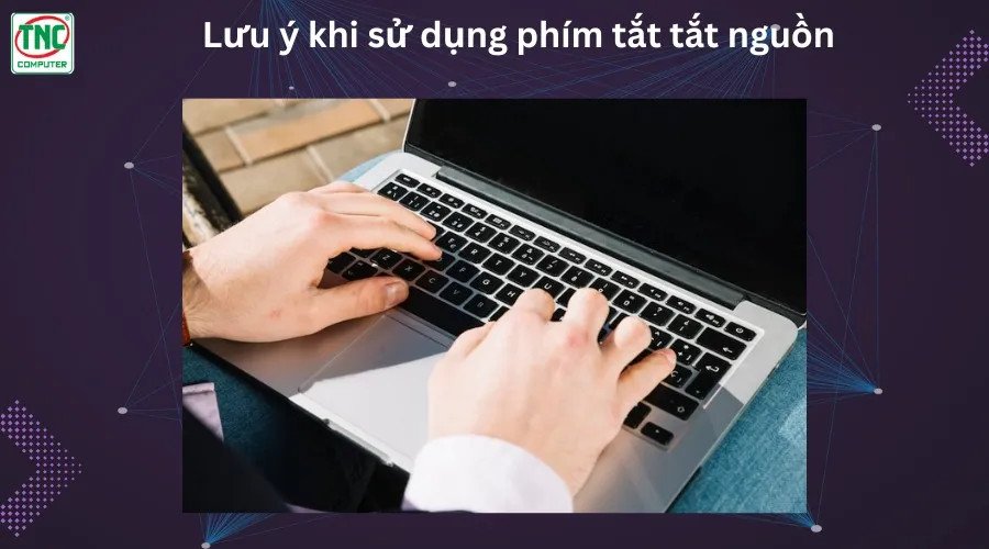 Hình ảnh người dùng làm việc trên laptop, nhấn mạnh tầm quan trọng của phím tắt nguồn