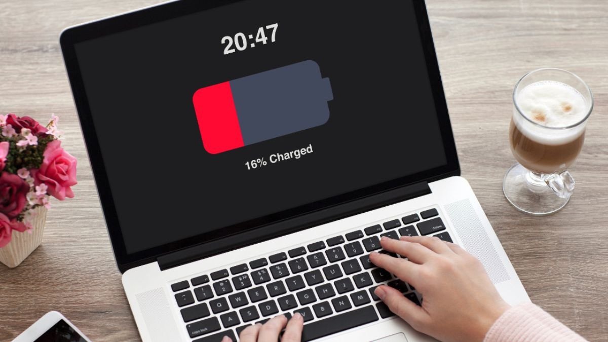 Hình ảnh phần trăm pin laptop hiển thị tăng giảm thất thường trên màn hình