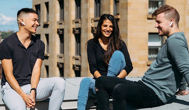 Hình ảnh tai nghe phiên dịch WT2 Plus màu đen với hộp sạc tiện lợi, minh họa khả năng dịch đa chế độ cho các tình huống giao tiếp khác nhau.