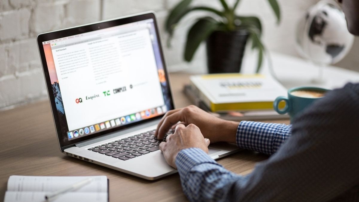 Hình ảnh thể hiện các ưu điểm nổi bật của laptop 14 inch, như tính di động và khả năng làm việc linh hoạt