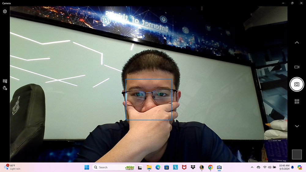 Hình ảnh thực tế được ghi lại bởi webcam Full HD của Lenovo IdeaPad Slim 3 14IAH8 83EQ0004VN