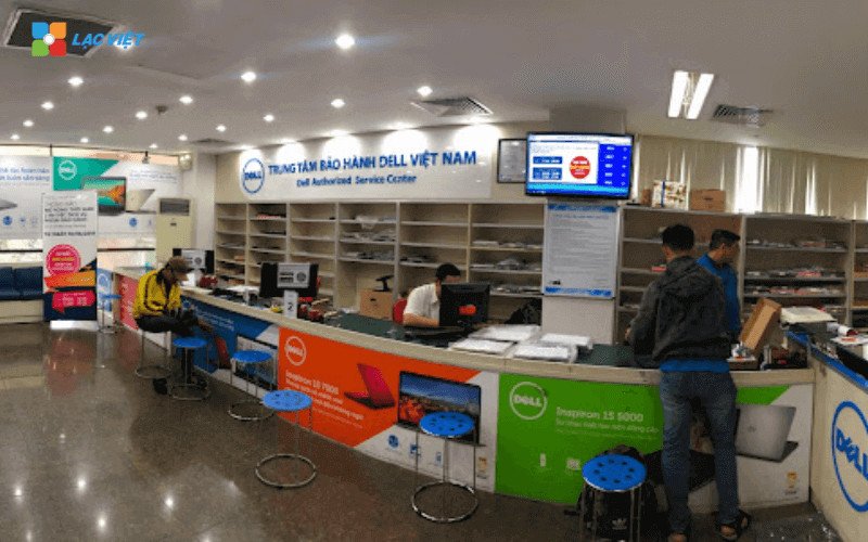 Hình ảnh trung tâm dịch vụ khách hàng hoặc cửa hàng bán lẻ máy tính hiện đại, với nhân viên tư vấn đang hỗ trợ khách hàng