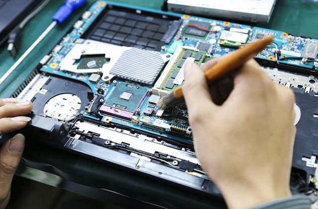 Hình ảnh vệ sinh bo mạch chủ laptop tại Quy Nhơn