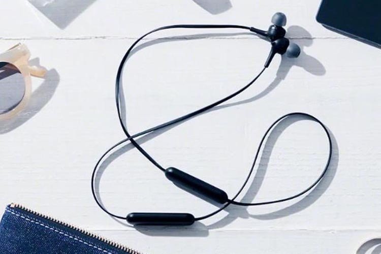 Hình minh họa tai nghe Bluetooth không dây và laptop chạy Windows 10