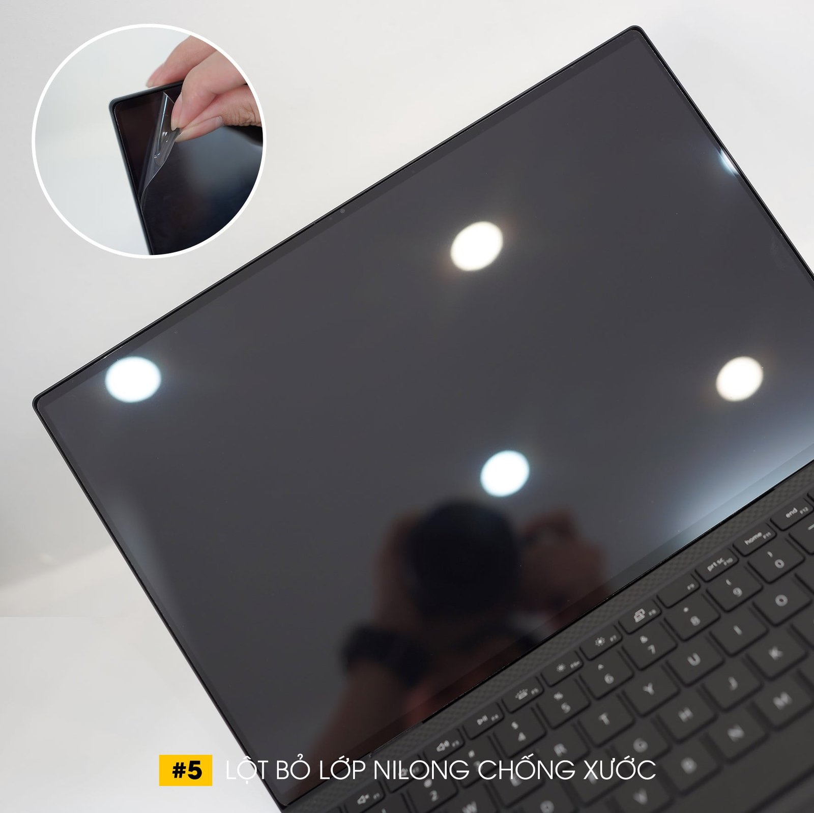 Hoàn tất quá trình dán bằng cách lột lớp nylon bảo vệ trên cùng của miếng dán màn hình laptop.