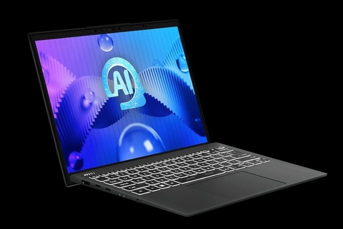 Học sinh đang sử dụng laptop trên bàn học, có ghi chú bên cạnh