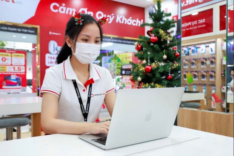 Học sinh nam đang làm việc trên MacBook Air M2