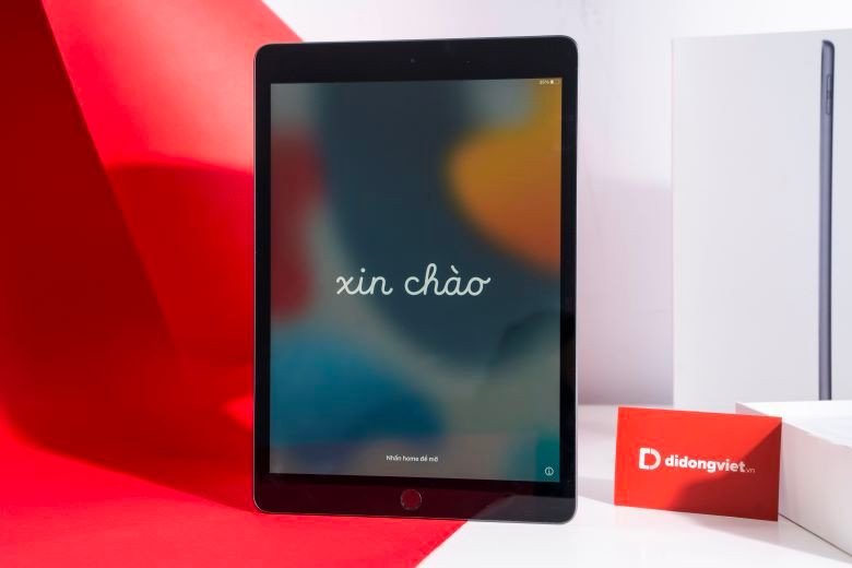 Học sinh sử dụng iPad để ghi chú và tham gia lớp học trực tuyến