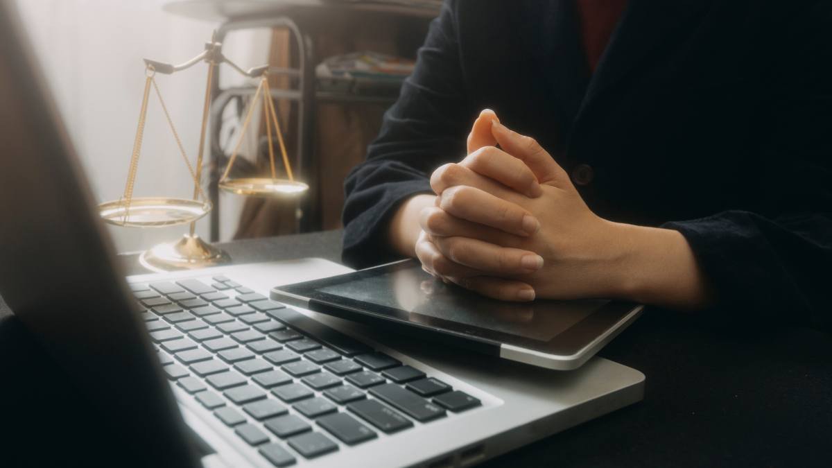 Học sinh sử dụng laptop để học tập và làm bài