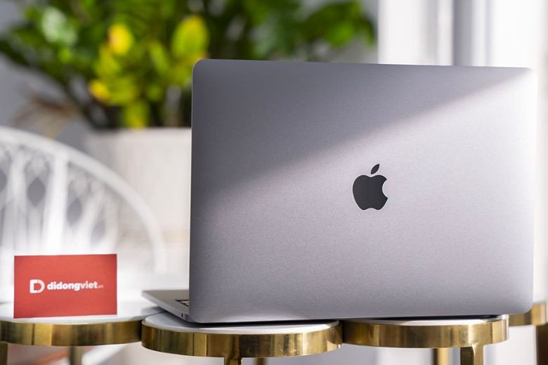 Học sinh sử dụng laptop để học tập và làm việc nhóm