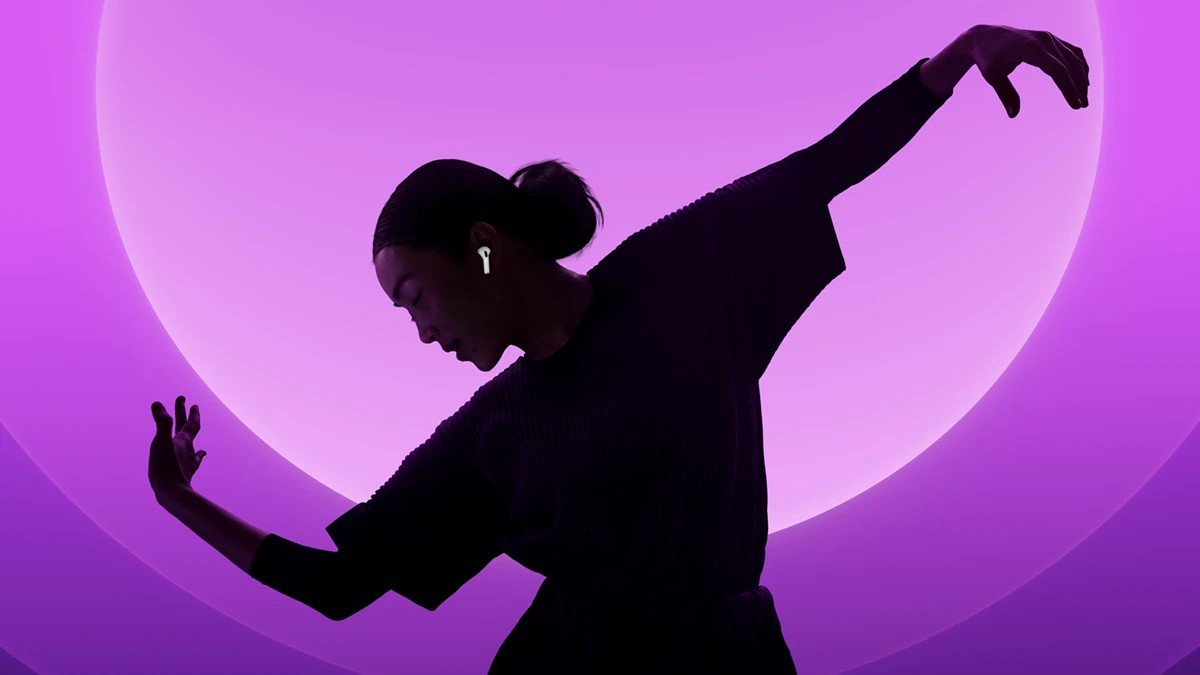 Hộp đựng tai nghe AirPods chính hãng và tai nghe bên trong, minh họa cách nhận biết sản phẩm Apple thật