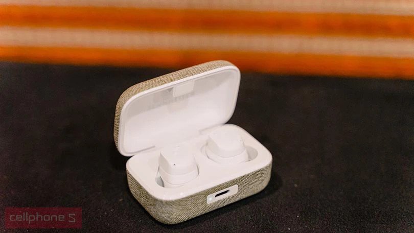 Hộp đựng và tai nghe Sennheiser Momentum True Wireless 3 màu xám tro, phiên bản đặc biệt