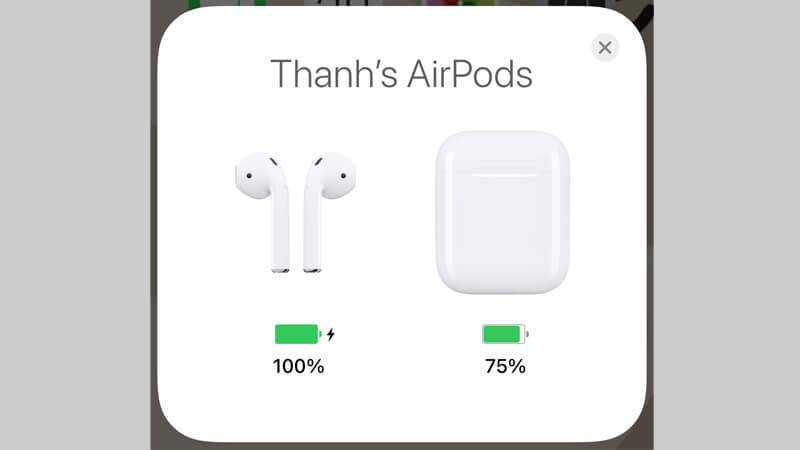 Hộp sạc AirPod đang được sạc không dây, biểu thị trạng thái pin