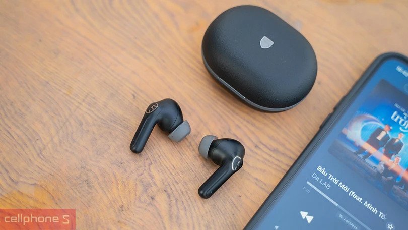 Hộp sạc của tai nghe Bluetooth T3 Pro với cổng USB-C và thời lượng pin lâu