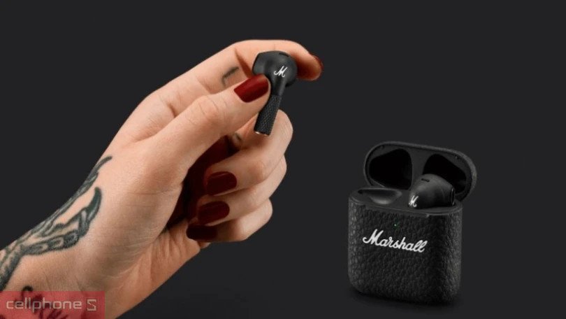 Hộp sạc của tai nghe Marshall Minor 3 đang được sạc, minh họa khả năng sạc nhanh tiện lợi.
