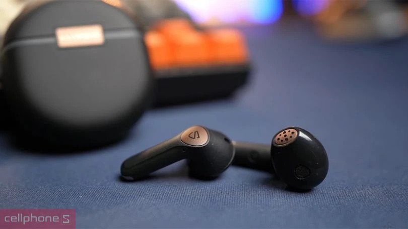 Hộp sạc của tai nghe SoundPEATS Air 4 Pro mở nắp, hiển thị tai nghe bên trong và dung lượng pin ấn tượng