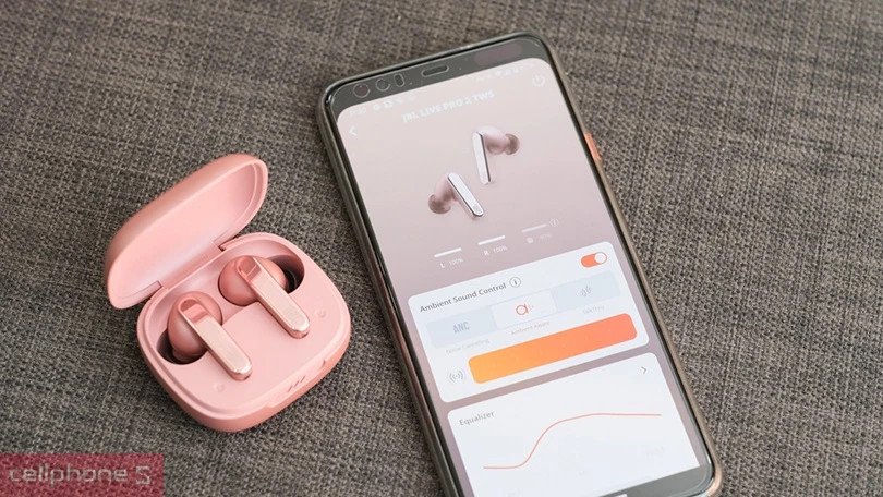 Hộp sạc nhỏ gọn của tai nghe bluetooth true wireless JBL Live Pro 2 mang lại thời lượng pin ấn tượng
