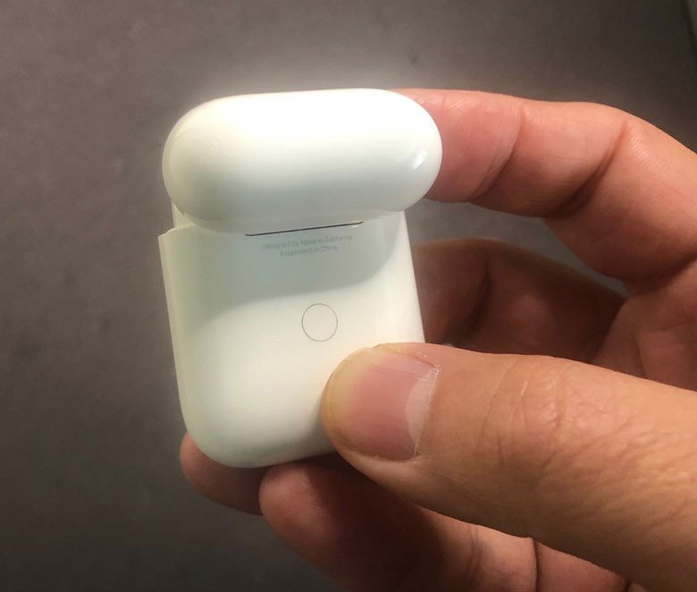 Hộp sạc tai nghe AirPod với đèn báo pin xanh lá, đảm bảo AirPod sẵn sàng kết nối với laptop