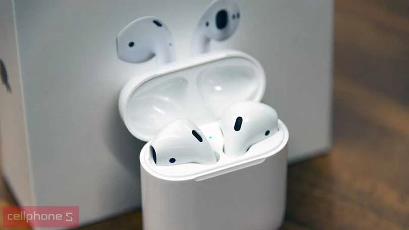 Hộp sạc tai nghe AirPods 2 và tai nghe bên trong, thể hiện thời lượng pin bền bỉ